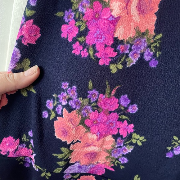 Midi Dress with bold pattern - Picture 2 of 3